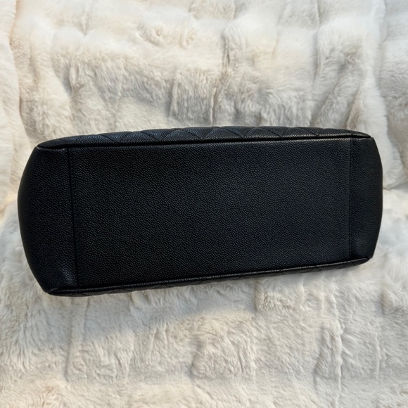 Chanel GST in black caviar leather - Picture 8 of 15